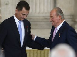 El príncipe Felipe ascenderá al trono español el miércoles a la medianoche. AFP /