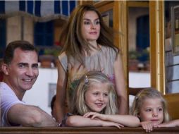 Al finalizar el acto los reyes saldrán al podio de honor para presidir junto con sus hijas un desfile por las calles de Madrid. AFP /