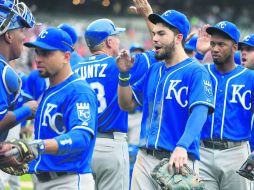Encendidos. Los jugadores de los Reales de Kansas City se felicitan tras el juego. AP /