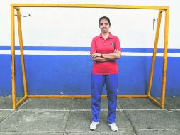 Portería original. La maestra Mayra Lorena Carrillo posa junto a una de las primeras portería que defendió Memo Ochoa.  /