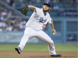 Clayton Kershaw se lució ante 45 mil aficionados en el Dodger Stadium. AP /