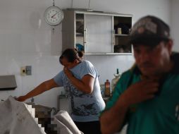 Familiares de los desaparecidos tratan de identificar, entre los restos humanos encontrados en la fosa, a sus parientes. AP /