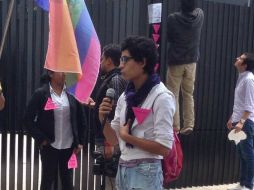 Activistas se han manifestado en el Senado contra las declaraciones del legislador José María Martínez. Foto: ‏@goma90. ESPECIAL /