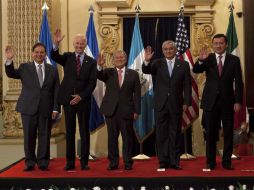 Osorio Chong, con el presidente de Guatemala, Otto Pérez, Salvador Sánchez, el vicepresidente de EU, Joe Biden y Jorge Hernández. EFE /