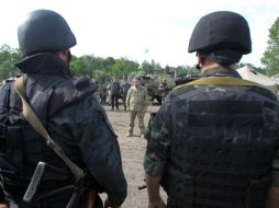 El plan de paz de Poroshenko (c) incluye el desarme de las milicias y la creación de corredores seguros. AFP /