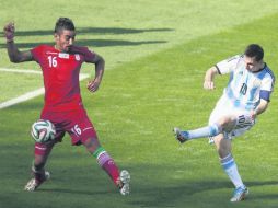 Lionel Messi volvió a hacer su clásico pero letal tiro de pierna izquiera, potente y pegado al poste. AFP /
