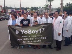 Los manifestantes exigen que el delito de responsabilidad profesional no sea tipificado como penal, sino civil. ESPECIAL /