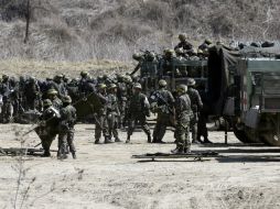 Las tropas han estado acompañadas por los padres del sargento, que le han instado también que se rinda. ARCHIVO /