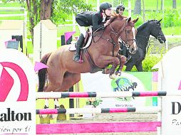 Juan Pablo Gaspar, a lomos de “Puertas So What”, conquistó el primer lugar de la prueba con altura a 1.40 metros.  /