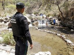 La policía y bomberos del Municipio realizan labores de rescate en la zona. ARCHIVO /