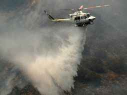 Autoridades ya combaten las llamas y evitan que la gente se acerque. AP /