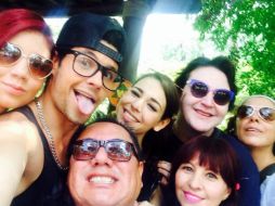 'Feliz, un día antes de mi cumple con la gente que más quiero', escribe la joven cantante. FOTO: @dannapaola ESPECIAL /