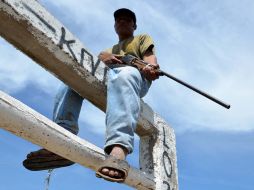 Las barricadas volvieron a ser custodiadas por al menos 40 hombres, que vigilan la entrada y salida las 24 horas del día. ARCHIVO /