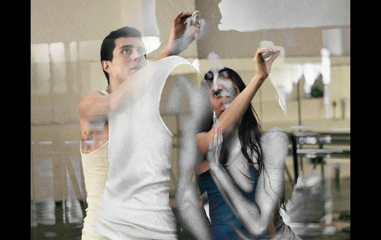 La historia de una mujer y un hombre que sin conocerse, se imaginan, se enamoran a través de dibujos que pintan en las paredes. ESPECIAL /