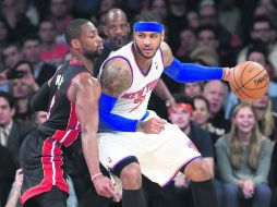 Una de las opciones de Carmelo Anthony (7, a la derecha) es convertirse en compañero de Dwyane Wade en el Heat de Miami. AP /