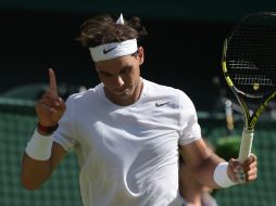 Rafa Nadal se sobrepuso de un primer set con derrota y logró sacar el juego. AFP /