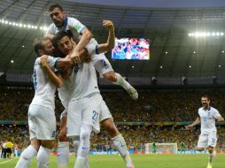 El equipo griego celebra el gol de Samaris. MEXSPORT /