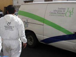 Peritos forenses arribaron al lugar y realizaron algunas revisiones para después llevarse el cuerpo. ARCHIVO /