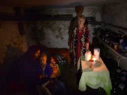 Protección. Varias familias de Slaviansk se refugian en los sótanos de las casas para sobrevivir a los enfrentamientos. EFE /