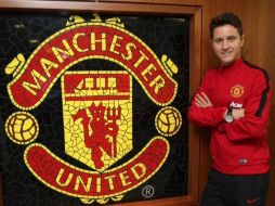 Herrera ya porta los colores de los Red Devils, su nuevo club. Twitter: @ManUtd. ESPECIAL /
