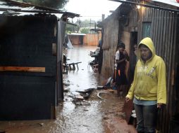 Las lluvias han afectado a más de 75 mil personas que tuvieron que abandonar sus casas y vivir en campamentos precarios. EFE /