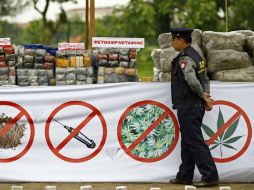 Policías preparan la quema de sustancias ilícitas en el Día Internacional contra el Abuso de la Droga, en Rangún (Birmania). EFE /
