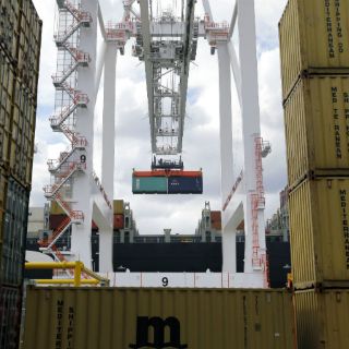 Balanza comercial de México registra superávit en mayo de 2014