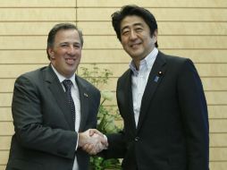 José Antonio Meade (i) estrecha la mano del mandatario japonés, Shinzo Abe (d). EFE /