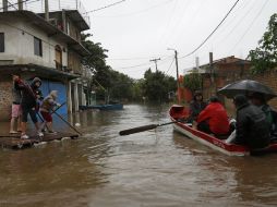 Las personas abandonaron sus viviendas tras las crecidas de los ríos Paraná y Paraguay. AFP /