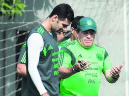 Miguel 'Piojo' Herrera conversa con Rafa Márquez durante una practica del equipo mexicano. MEXSPORT /