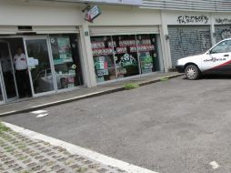 Los empleados de la sucursal constatan a los oficiales del hecho minutos después del asalto.  /