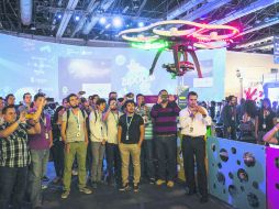 La presentación de un drone dentro de Expo Guadalajara acaparó las miradas de los campuseros.  /