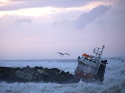 Una embarcación con 16 tripulantes naufraga debido al fuerte oleaje. ARCHIVO /
