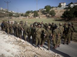 Soldados israelíes continúan con la búsqueda de los tres jóvenes secuestrados. AP /