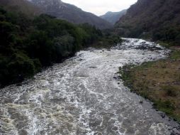 Al parecer, el hombre fue arrastrado por la corriente cuando intentaba cruzar el río. ARCHIVO /