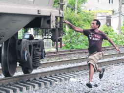 Autoridad rebasada. Hasta nueve mil personas entran al día a Estados Unidos sin documentos, la mayoría asistidos por un traficante.  /