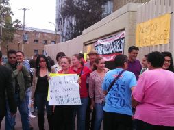 Con cartulinas y mantas, maestros denuncian afectaciones que van desde no recibir sueldo, hasta falta de entrega de bonos.  /