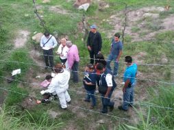 Agentes investigadores y personal del Servicio Médico Forense realizan las investigaciones del caso.  /