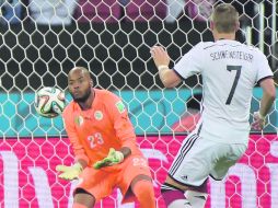 SEGURO. Rais M’Bohli detiene un disparo de Bastian Schweinsteiger. AFP /