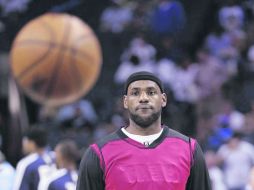 LeBron James, cuatro veces Jugador Más Valioso, optó por salir de su contrato con Miami para convertirse en agente libre. AP /