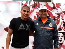 En la imagen Carlos Salcido con el técnico rojiblanco, Carlos Bustos. ESPECIAL /