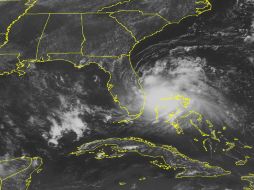 'Arthur' se mantiene casi estacionario frente a las costas de Florida. AP /
