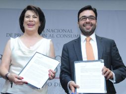 El presidente del IFT y Lorena Martínez en la firma de un convenio que busca realizar investigaciones en telecomunicaciones. SUN /