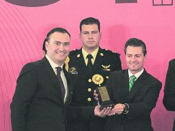 Galardón. El Presidente Enrique Peña Nieto entrega la Medalla al Mérito Industrial a Manuel Herrera Vega.  /