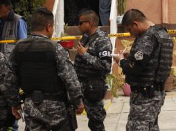 Agentes de la Fiscalía acudieron al lugar para iniciar con las indagatorias del homicidio.  /