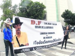 Apoyo. Integrantes de un grupo que se hace llamar '#Todos SomosMireles' se manifiestan afuera del Senado. SUN /
