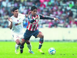 Prometedor. Fernando Arce jugó como volante por izquierda ayer en su primer juego como rojiblanco en suelo tapatío.  /