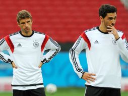 Hummels y Muller (i) tienen no se ejercitaron a causa del virus. EFE /