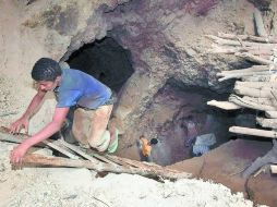 La prensa local indica que una fuerte cantidad de tierra impedía la salida de los mineros. Twitter: @DiarioLaPrensa. ESPECIAL /