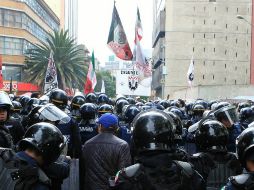 Integrantes del SME se manifiestan frente al Senado, para entregar algunas propuestas con el fin de recuperar plazas de trabajo. SUN /